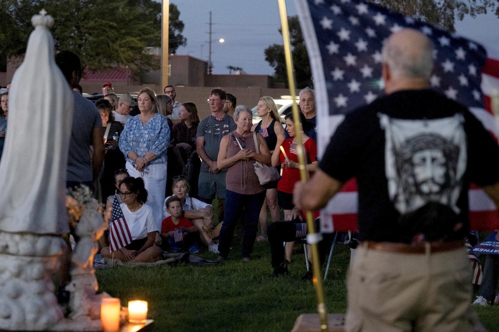 Católicos de toda a região de Phoenix se reúnem proximos de uma imagem de Maria no Desert Horizon Park, em Scottsdale, Arizona, em 10 de setembro de 2025, para rezar pelo ativista conservador Charlie Kirk, que foi baleado e morto naquele dia durante um evento da Turning Point USA na Utah Valley University, em Orem. (Foto da OSV News/Caitlin O'Hara, Reuters)