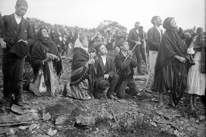 Multidões observam o Milagre do Sol ocorrido durante as aparições de Nossa Senhora de Fátima em 1917. | Crédito: Domínio público